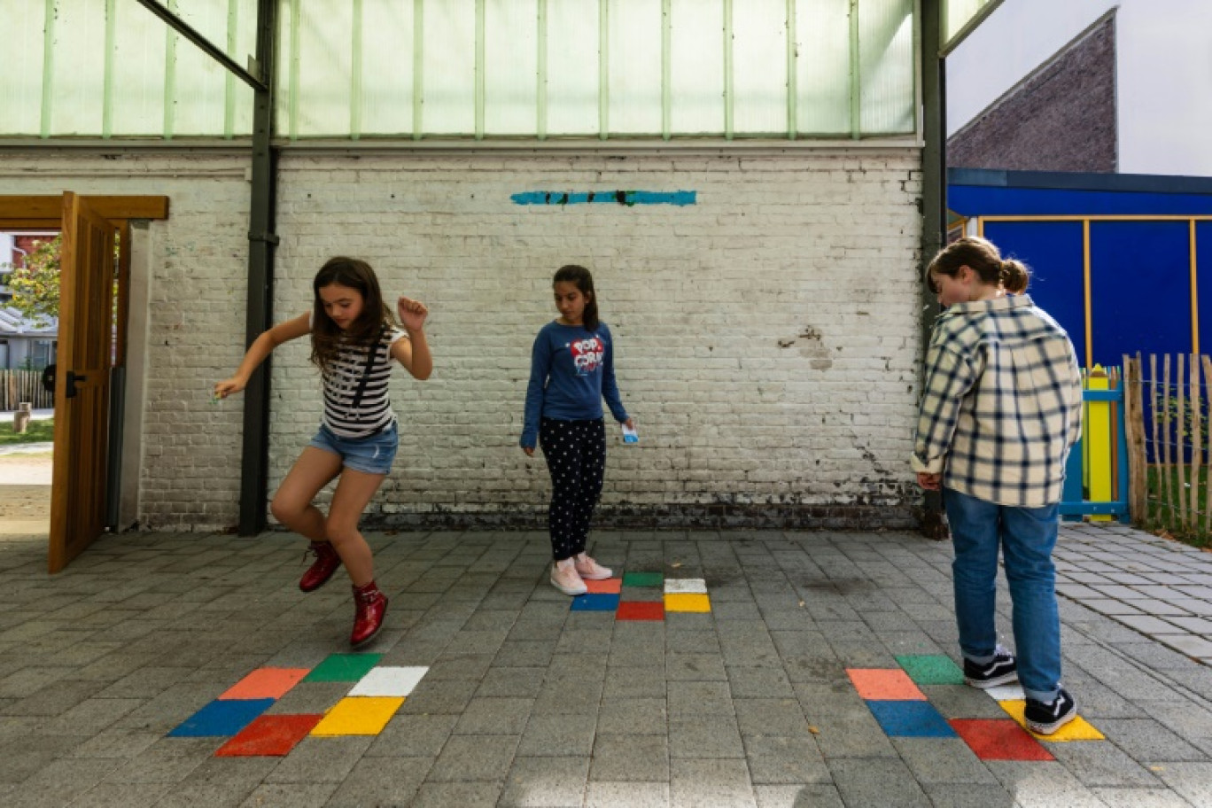 Des enfants jouent sous le préau d'une école à Lille, le 12 septembre 2022 © Sameer Al-DOUMY