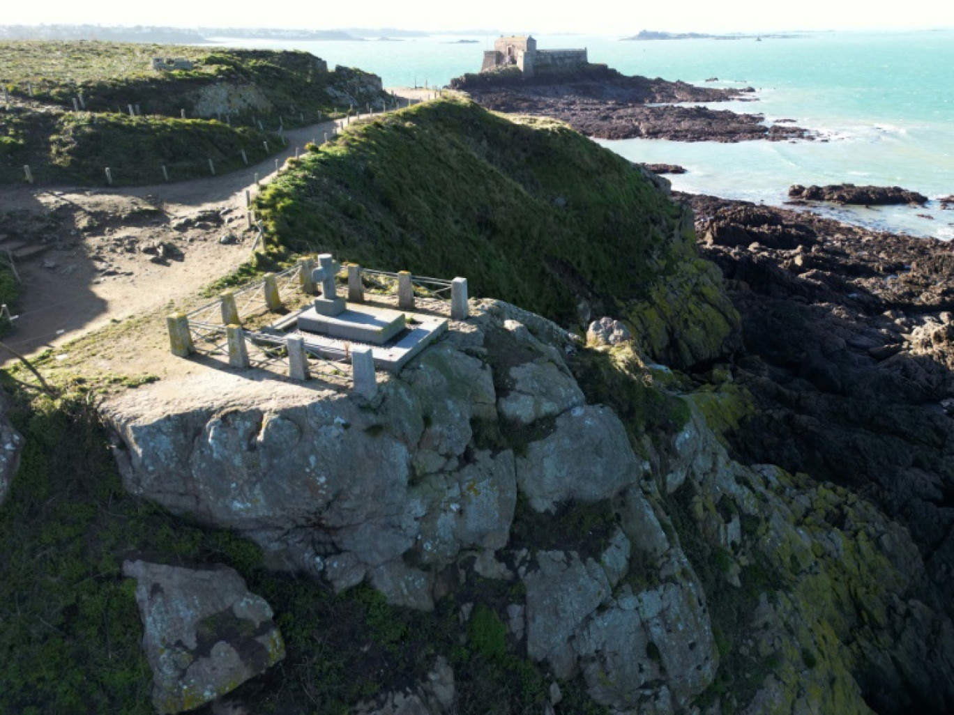 La tombe de François-René Chateaubriand, sur l'îlot inhabité du Grand Bé, en face de Saint-Malo (Ille-et-Vilaine), le 14 novembre 2023 © Damien MEYER