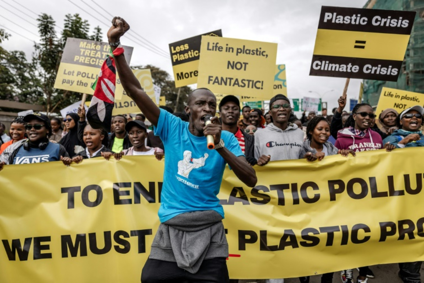 Des militants pour le climat défilent pour exiger une réduction drastique de la production mondiale de plastique, le 11 novembre 2023 à Nairobi, au Kenya © LUIS TATO