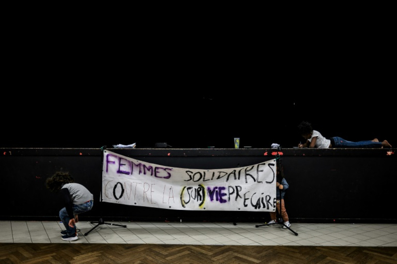 Une banderole dénonçant la précarité du logement, à Villeurbanne (Rhône), le 9 novembre 2023 © JEFF PACHOUD