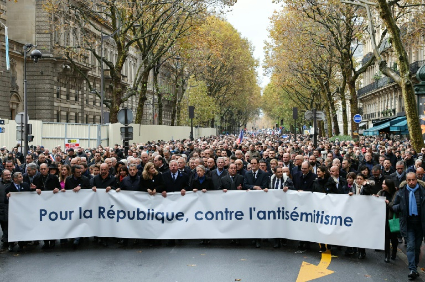 Le cortège de tête de la marche contre l'antisémitisme, en présence de nombreux politiques, le 12 novembre 2023 à Paris © Thomas SAMSON