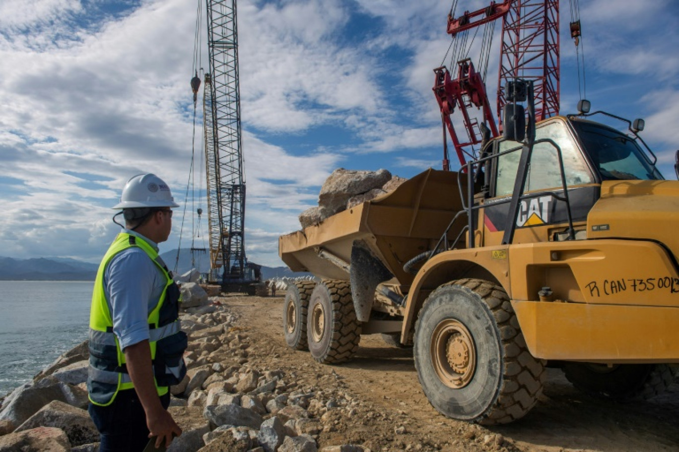 Un ouvrier supervise des travaux dans le port de Salina Cruz dans l'ouest du Mexique, le 9 octobre 2023 © CLAUDIO CRUZ