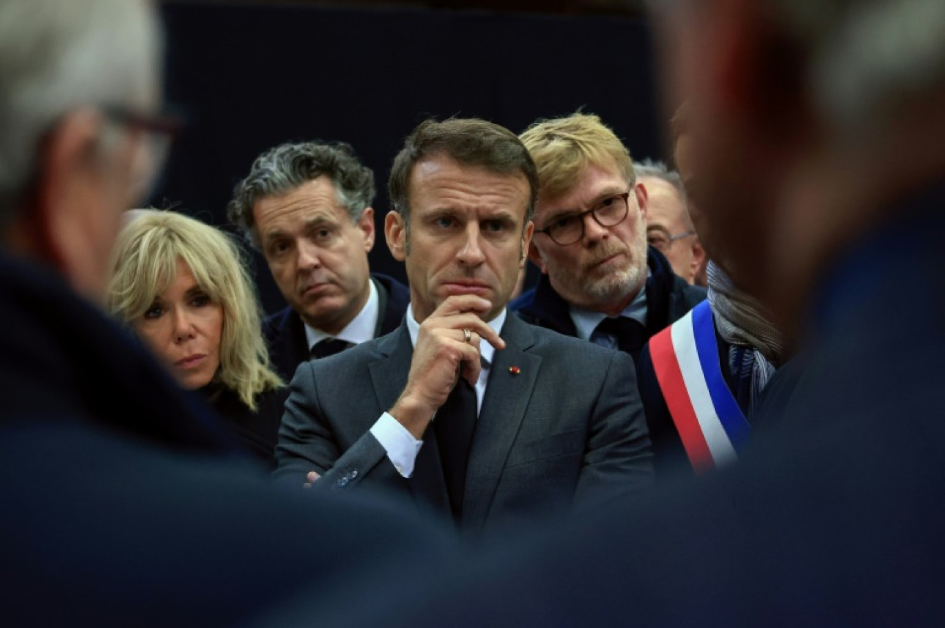 Le président Emmanuel Macron à Clairemarais, une des communes du Pas-de-Calais frappées par des inondations, le 14 novembre 2023 © Aurelien Morissard