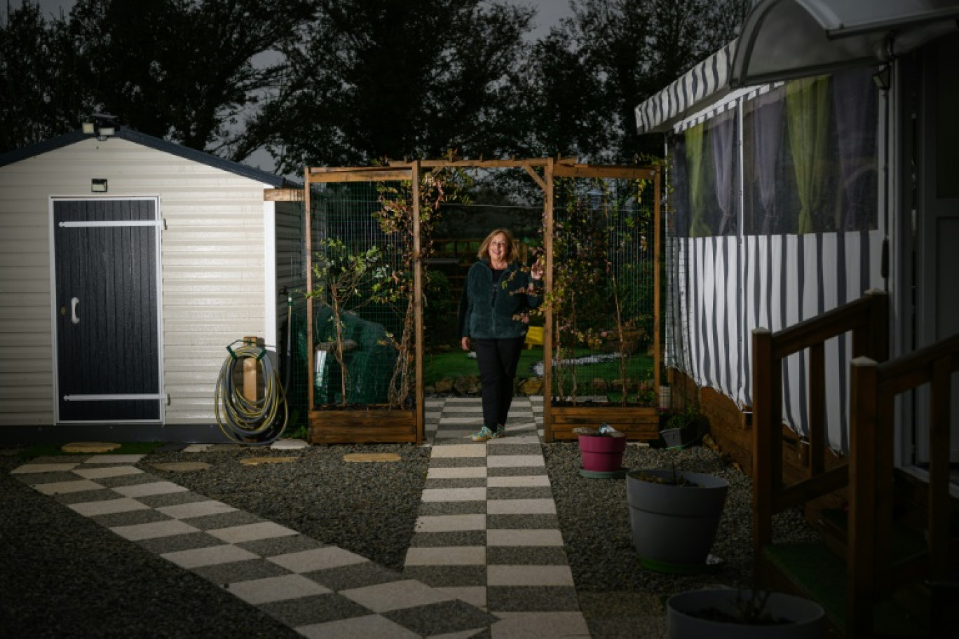 Brigitte Bouché devant son mobil-home au camping de La Grisse, le 8 novembre 2023 en Vendée © LOIC VENANCE