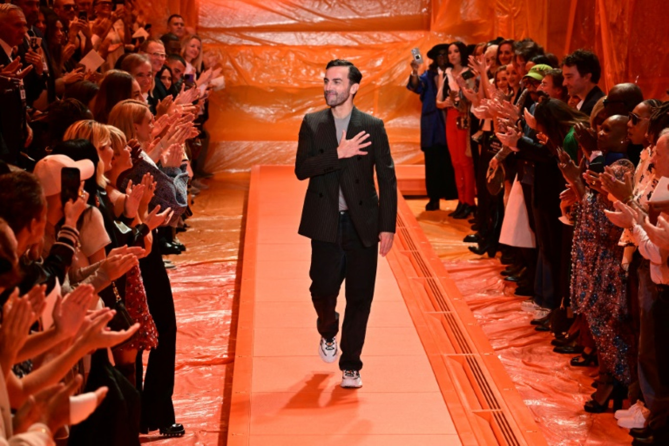 Nicolas Ghesquière, directeur artistique des collection felle de Louis Vuitton salu le public après un défilé à Paris, le 2 octobre 2023 © Miguel MEDINA