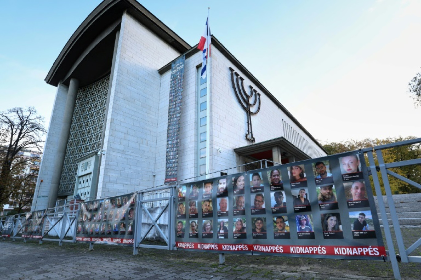 Des portraits des personnes enlevées par le Hamas dans l'attaque du 7 octobre affichés devant la synagogue de la Paix, le 15 novembre 2023 à Strasbourg, dans le Bas-Rhin © FREDERICK FLORIN