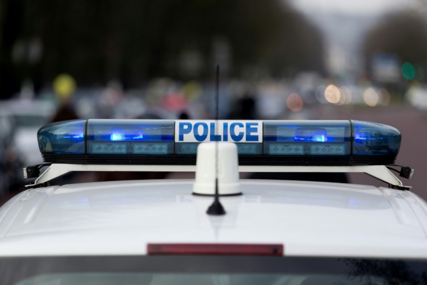 Une personne est morte et deux autres ont été gravement blessées en heurtant un arbre après avoir été poursuivies en voiture par la police à Paris © Kenzo TRIBOUILLARD