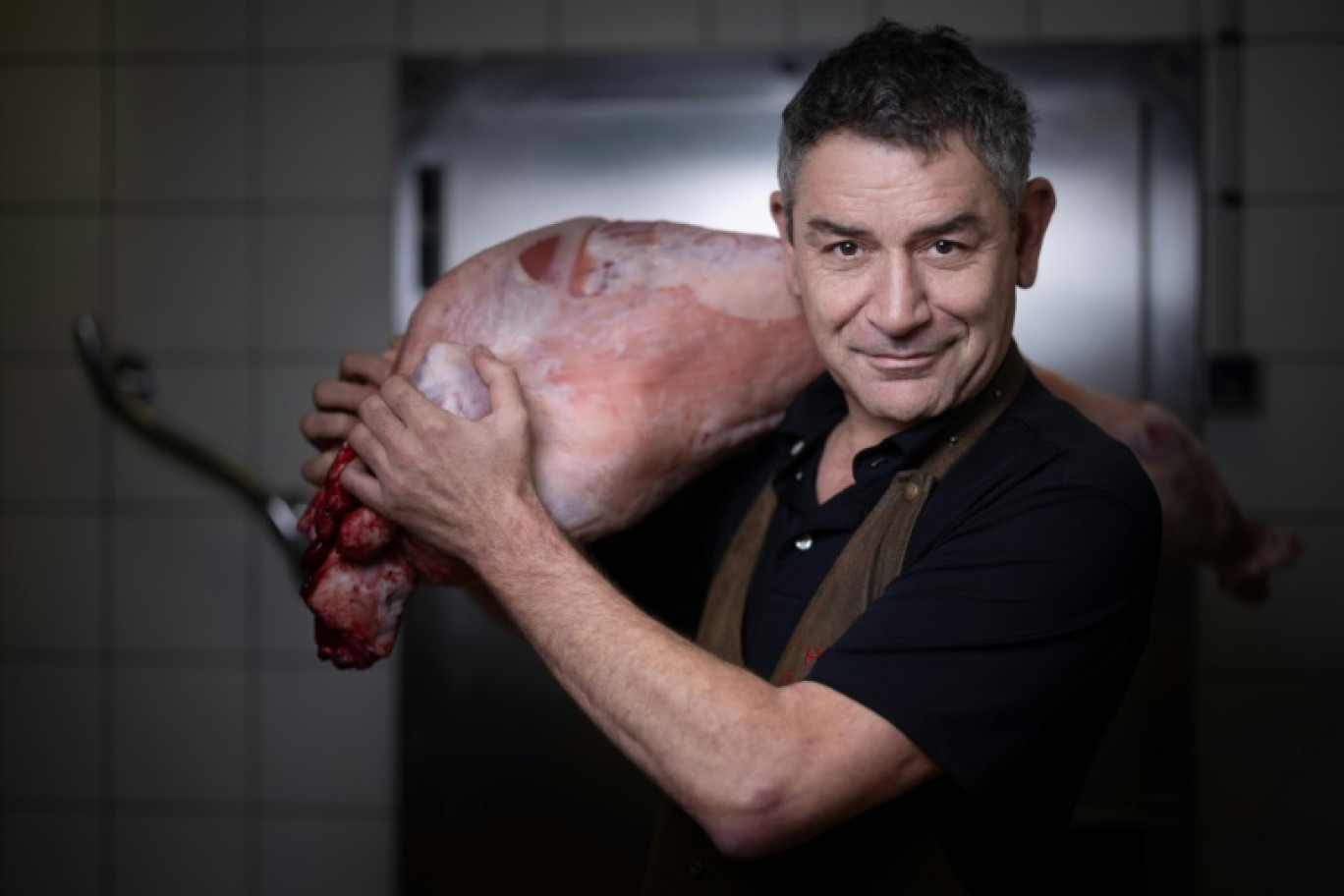 Le boucher Hugo Desnoyer dans sa boucherie-restaurant, le 31 octobre 2023 à Paris © JOEL SAGET