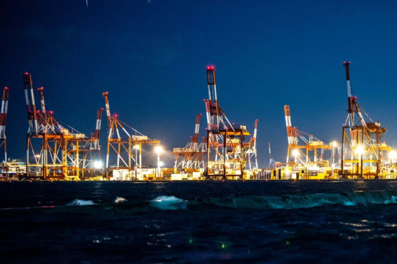 Vue nocturne du port industriel de Yokohama (sud-ouest de Tokyo) le 14 novembre 2023 © Philip FONG