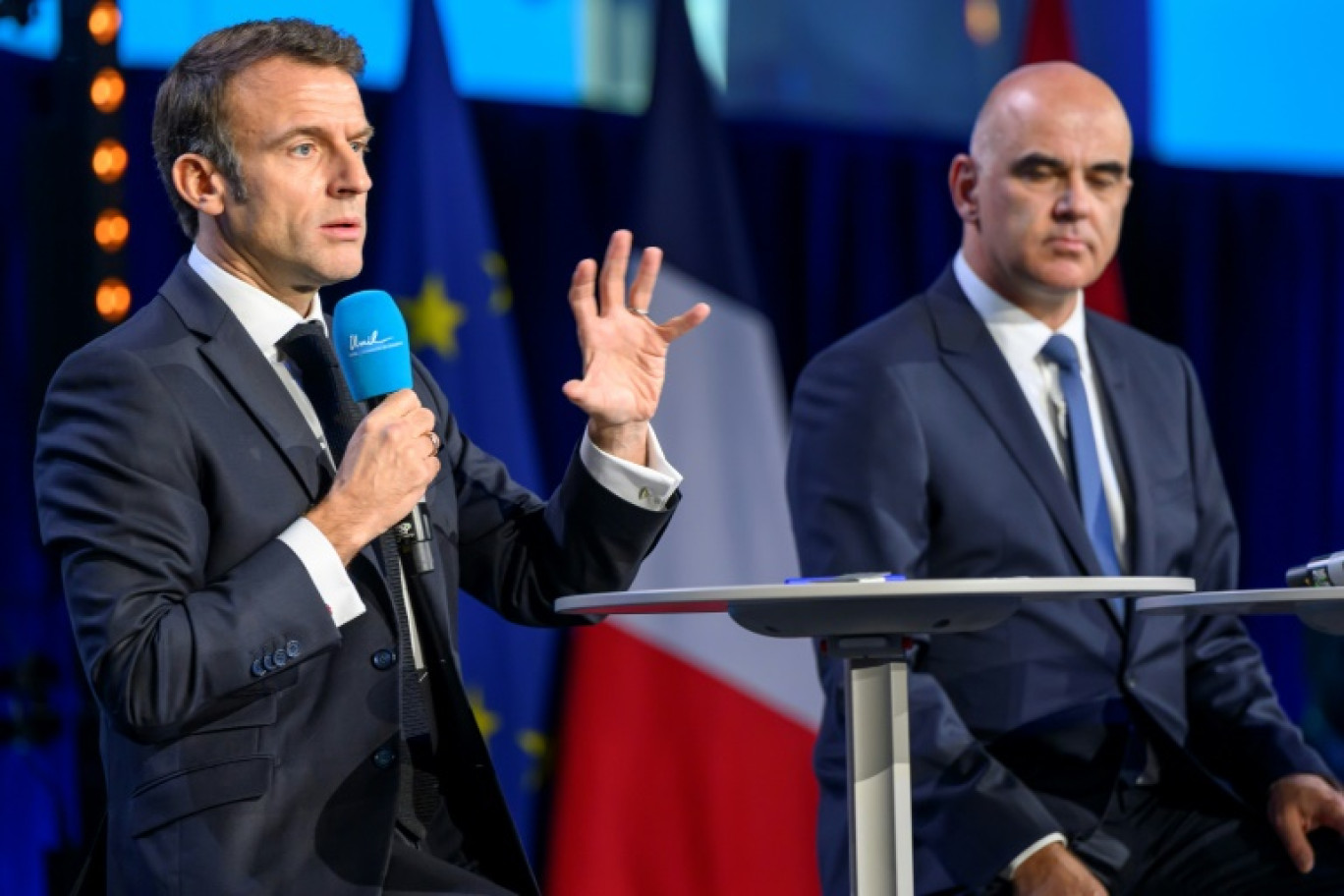 Le président français Emmanuel Macron (g) et son homologue suisse Alain Berset lors d'un événement à l'université de Lausanne, le 16 novembre 2023 en Suisse © MARTIAL TREZZINI