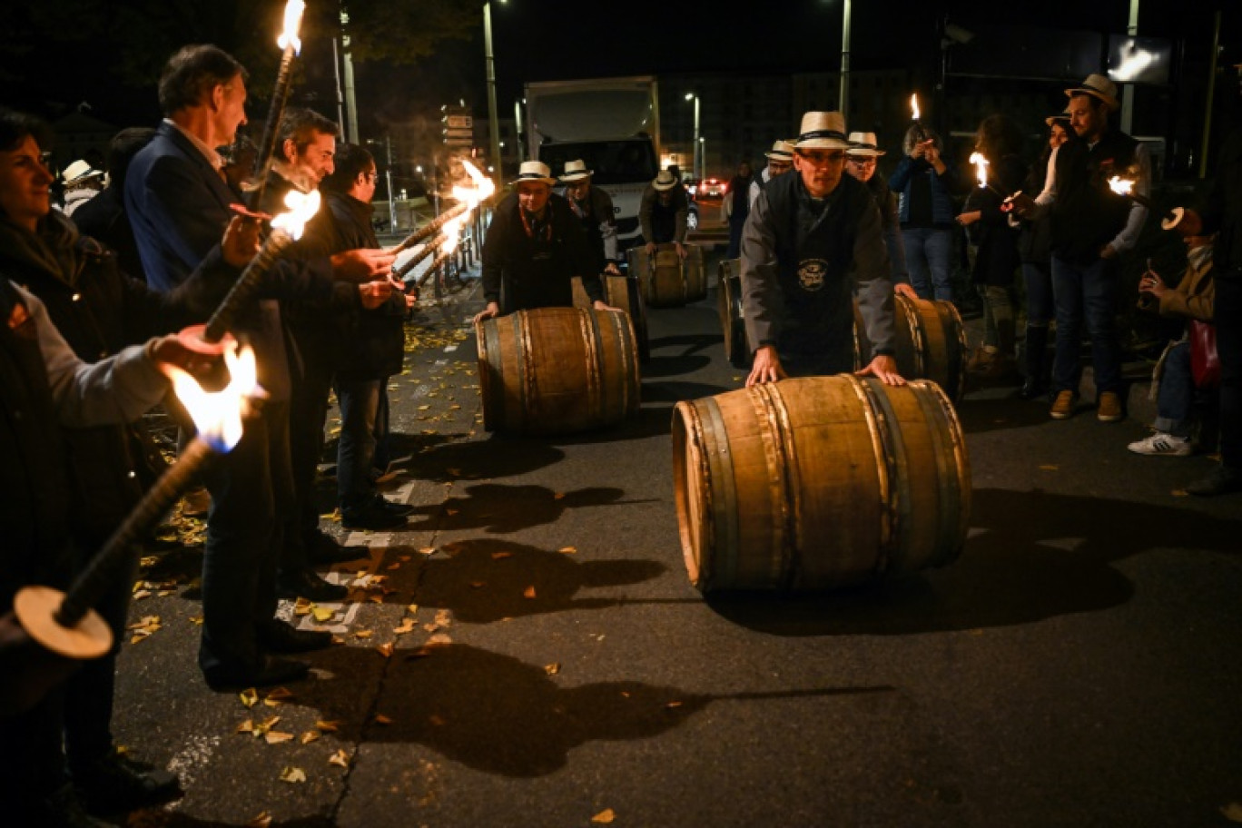 Des vignerons apportent des tonneaux de Beaujolais nouveau, le 15 novembre 2023 à Lyon © OLIVIER CHASSIGNOLE