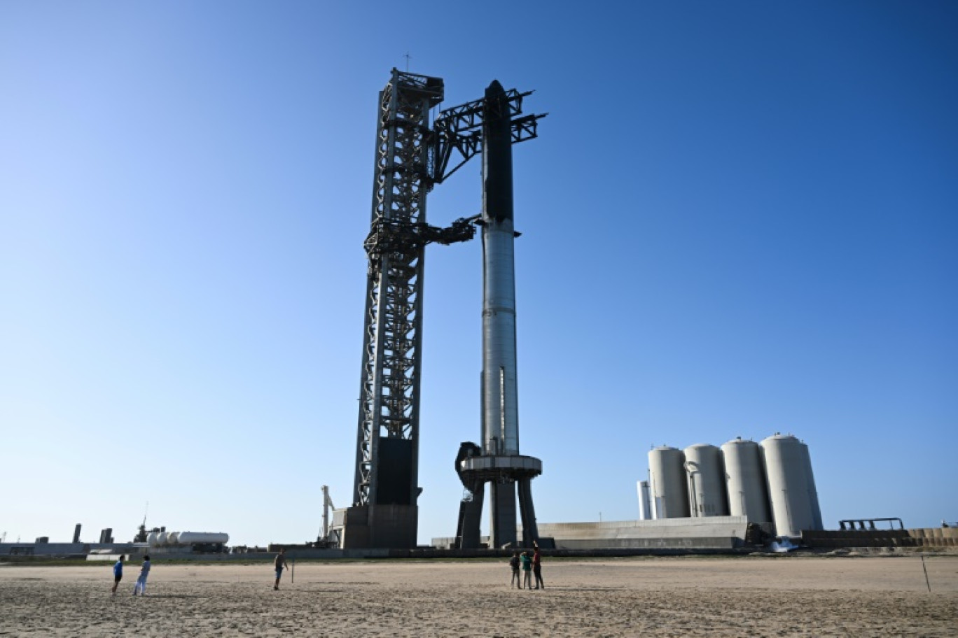 Sur cette photo diffusée par Maxar Technologies, la fusée Starship de SpaceX se tient sur son pas de tir, le 17 novembre 2023 à Boca Chica (Etats-Unis) © -