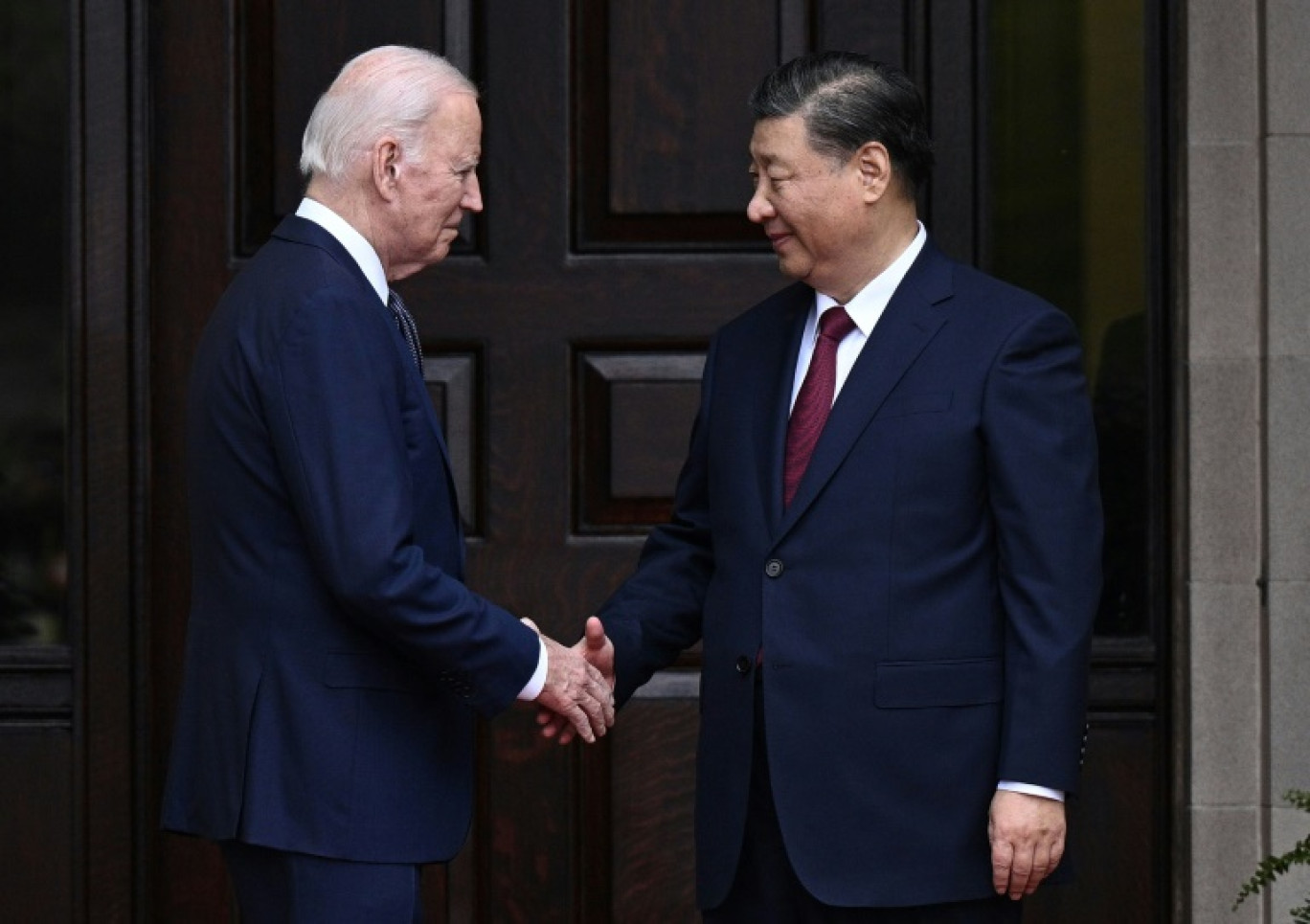 Le président américain Joe Biden et son homologue chinois Xi Jinping se saluent avant une rencontre lors du sommet de l'Apec, le 15 novembre 2023 à Woodside, en Californie © Brendan SMIALOWSKI