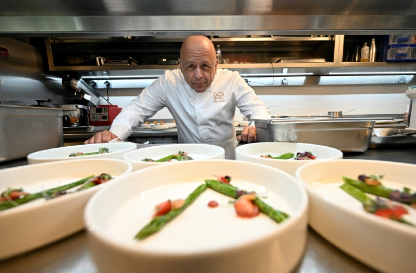 Le chef étoilé Thierry Marx dans la cuisine de l'un de ses restaurants, Madame Brasserie au premier étage de la tour Eiffel, à Paris, le 15 juin 2022 © Emmanuel DUNAND