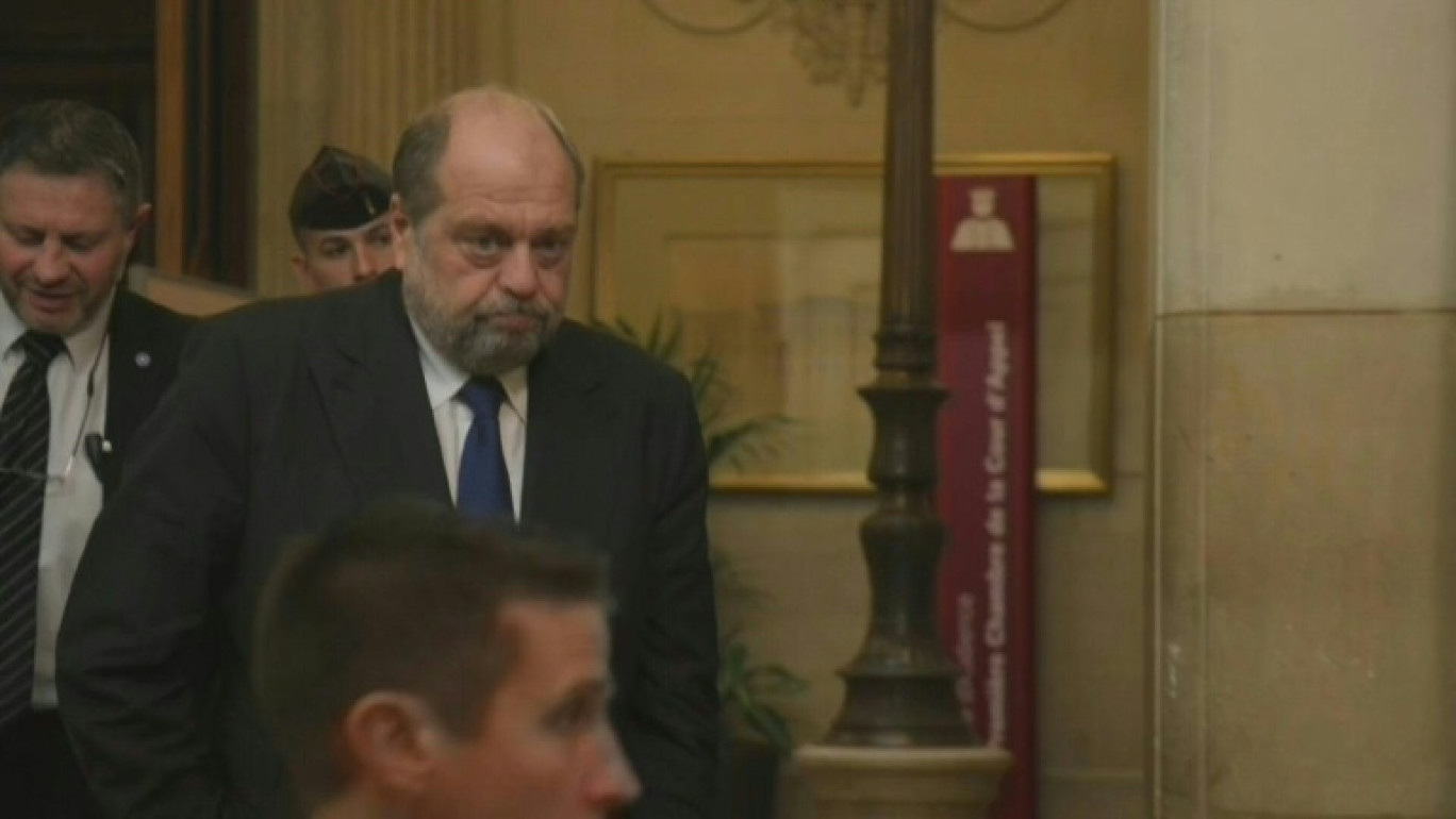 Le ministre de la Justice Eric Dupond-Moretti lors d'une suspension d'audience de son procès devant la Cour de justice de la République (CJR), le 15 novembre 2023 à Paris © Thomas SAMSON