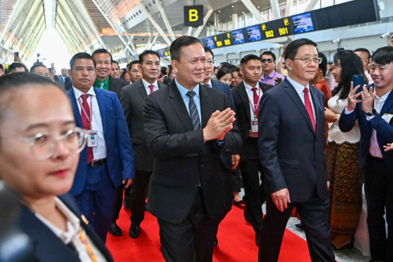 Le Premier ministre cambodgien Hun Manet (au centre), avec à sa gauche le gouverneur de la province chinoise du Yunnan Wang Yubon, lors de l'inauguration du nouvel aéroport de Siem Reap, dans l'ouest du pays, le 16 novembre 2023 © TANG CHHIN SOTHY