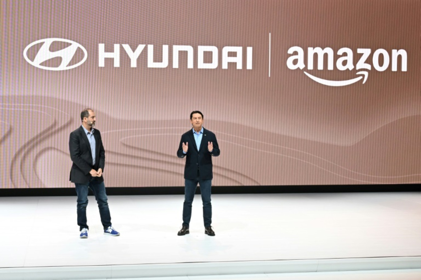 Amazon Vice President Marty Mallick (L) and Hyundai Global President Jose Munoz speak at the media preview day for the Los Angeles Auto Show, on November 16, 2023 © Robyn Beck