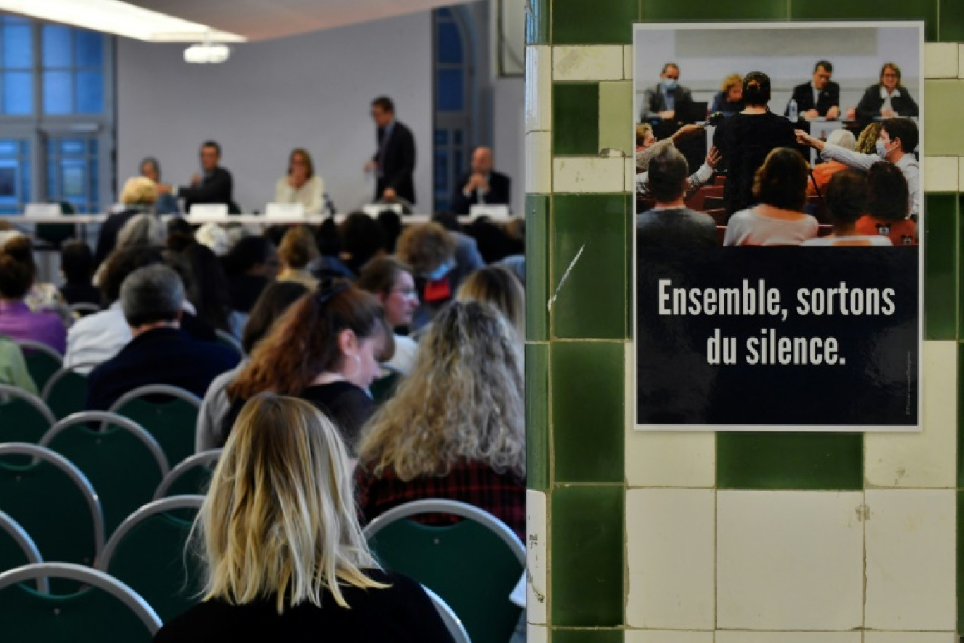 Des personnes assistent à une réunion de la "Commission Independante sur l'Inceste et les Violences Sexuelles faites aux Enfants" (Ciivise), le 21 septembre 2022 à Paris © JULIEN DE ROSA