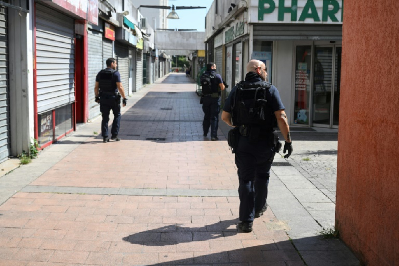 Des policiers en patrouille dans le quartier de Pissevin, à Nîmes, le 22 août 2023 dans le Gard © NICOLAS TUCAT