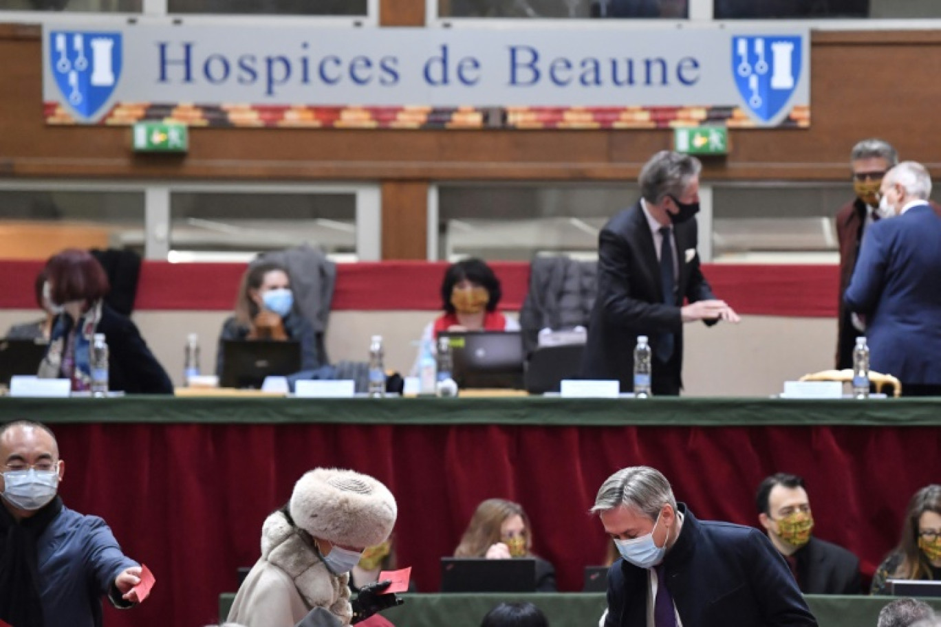 Des amateurs de vin participent à la vente des Hospices de Beaune, est de la France, le 13 décembre 2020 © PHILIPPE DESMAZES