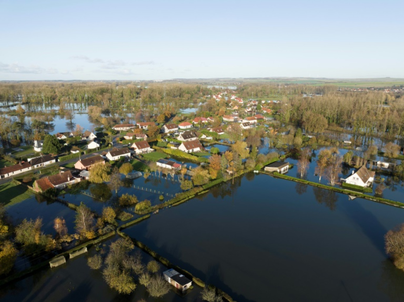 Vue aérienne du village inondé de La Calotterie, près de Neuville-sous-Montreuil, dans le Pas-de-Calais, le 17 novembre 2023 © Charles Caby