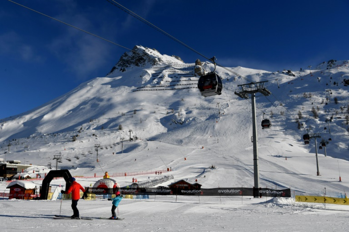 Des skieurs arpentent les pistes de la station de Tignes, en Savoie, le 10 janvier 2019 © JEAN-PIERRE CLATOT