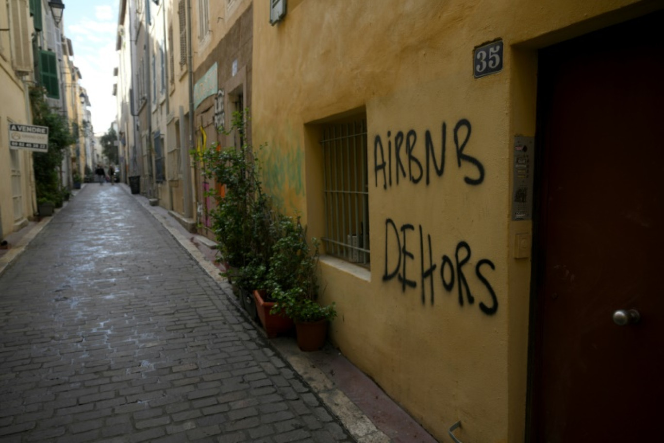 Un graffiti contre Airbnb sur le mur d'un immeuble du quartier du Panier, à Marseille, le 10 novembre 2023 © Nicolas TUCAT