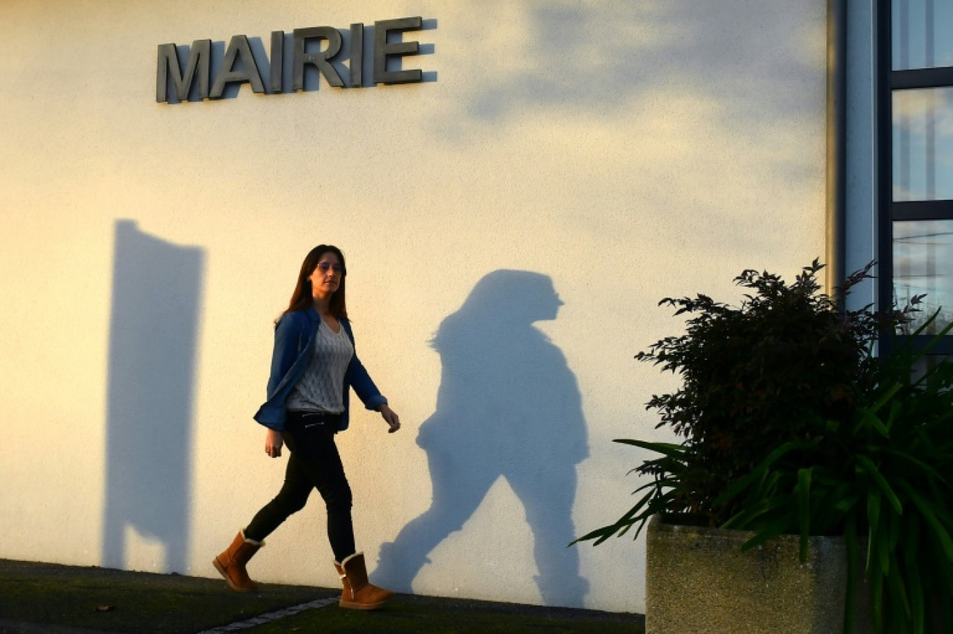 Virginie Canet, secrétaire de mairie, arrive à l'hôtel de ville de Saint-Boès, dans les Pyrénées-Atlantiques, le 17 novembre 2023 © GAIZKA IROZ