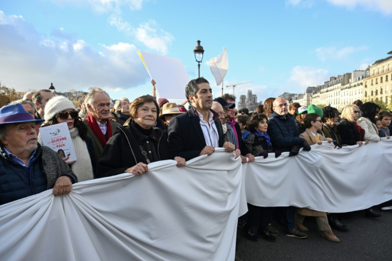 L'actrice Isabelle Adjani (2e g) à la tête du cortège de la "marche silencieuse" pour la paix au Proche-Orient à Paris, le 19 novembre 2023 © Bertrand GUAY