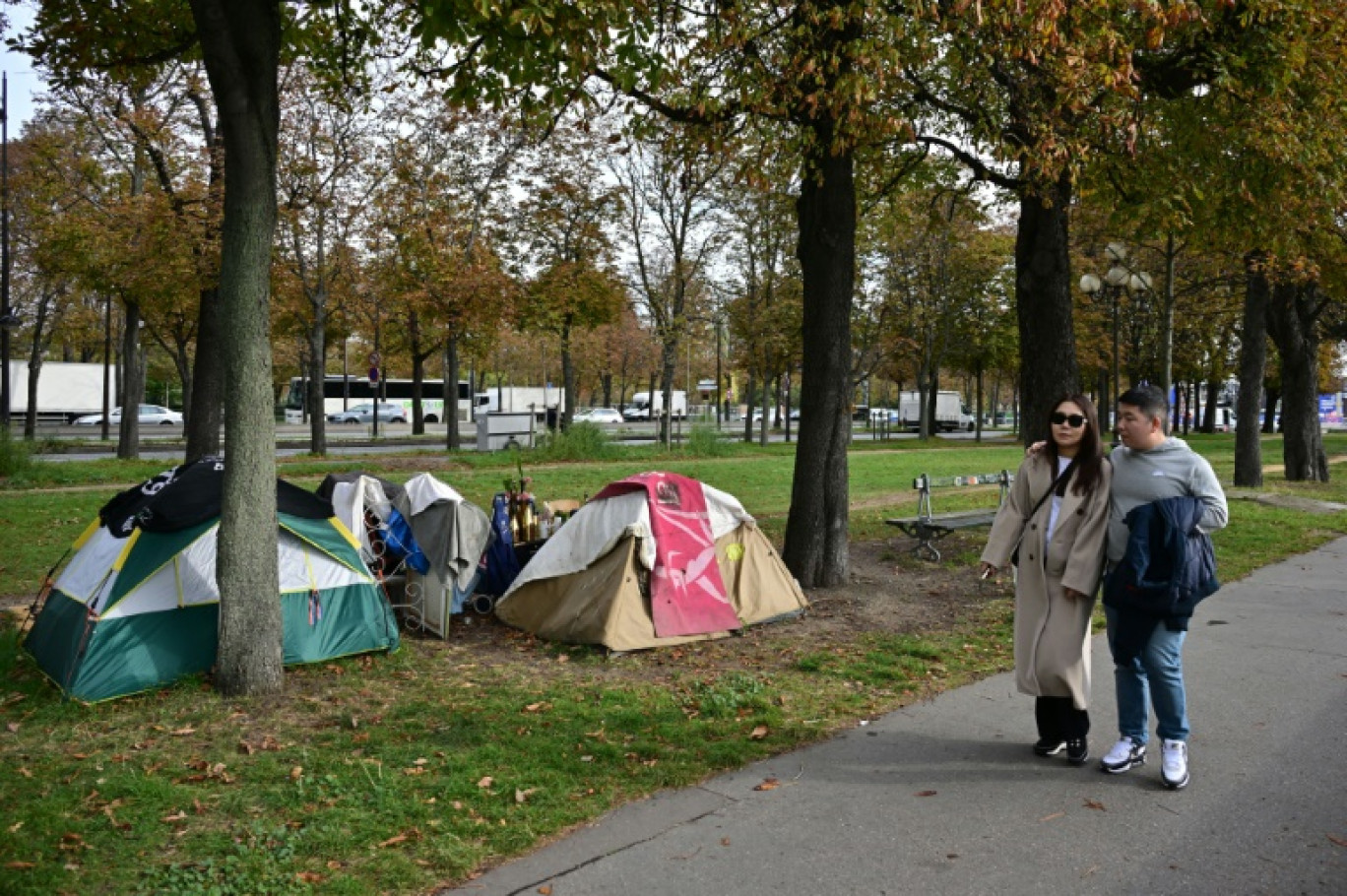 Des tentes abritant des sans-abris près de la Seine au centre de Paris le 18 octobre 2023 © MIGUEL MEDINA