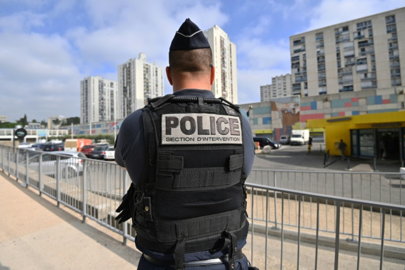 Un policier dans le quartier de Pissevin, à Nîmes, le 11 octobre 2023 dans le Gard © Sylvain THOMAS