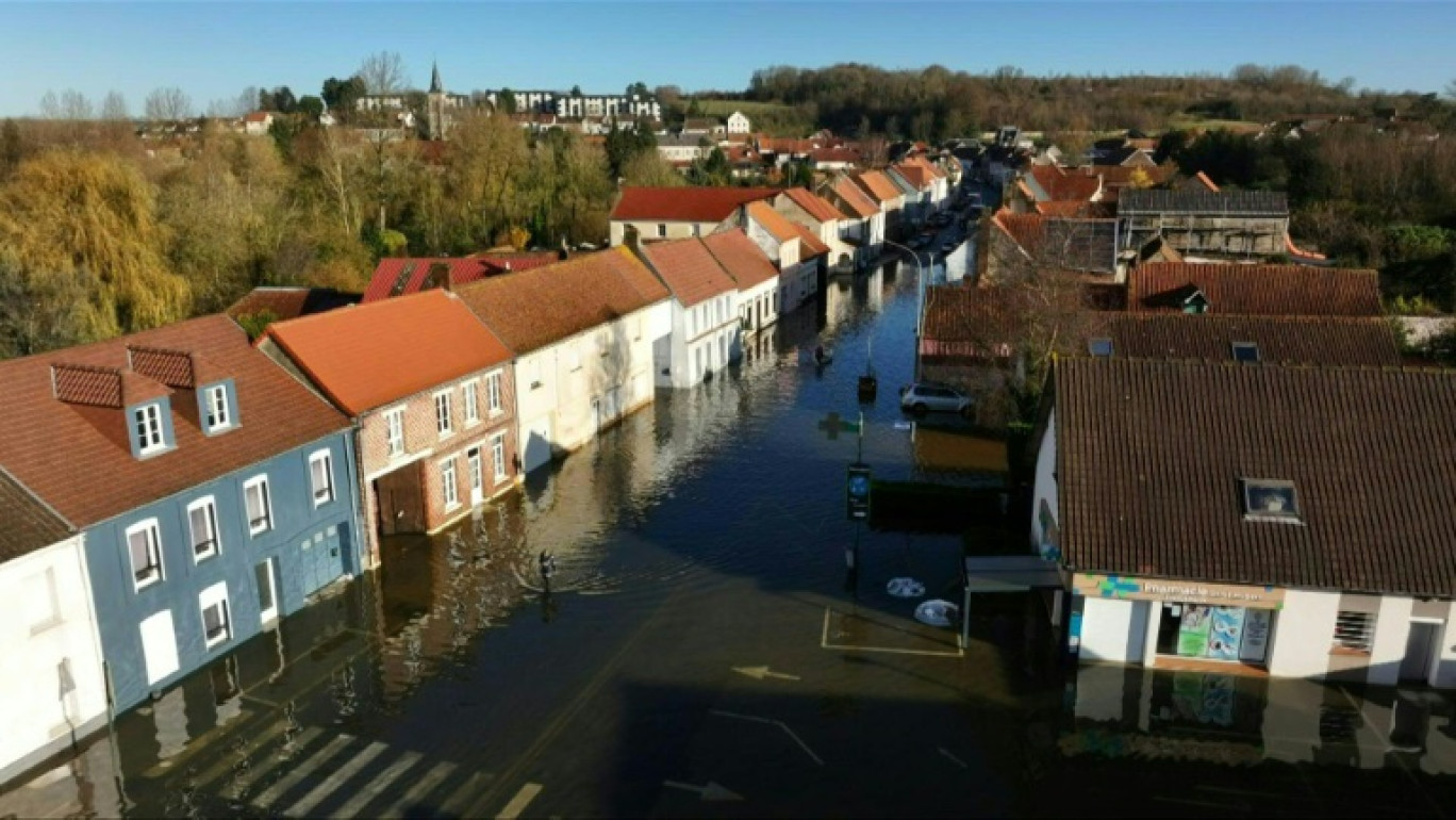 Vue aérienne du village de Neuville-sous-Montreuil, dans le Pas-de-Calais, le 17 novembre 2023 © Charles Caby