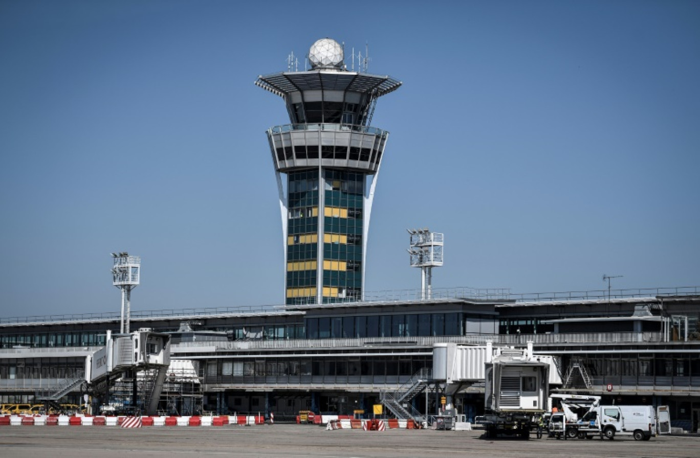 Le mouvement social d'une partie des contrôleurs aériens contre la réforme de leur droit de grève provoque de fortes perturbations dans les aéroports français © STEPHANE DE SAKUTIN