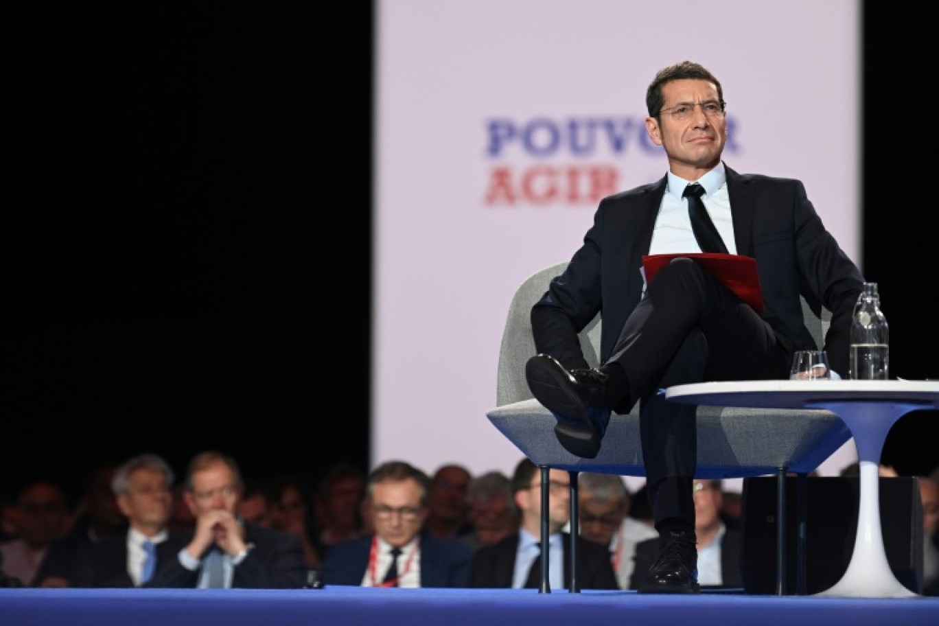 Un maire porte une écharpe tricolore lors du 100e congrès des maires de l'Association des maires de France, le 21 novembre 2017 à Paris © JACQUES DEMARTHON