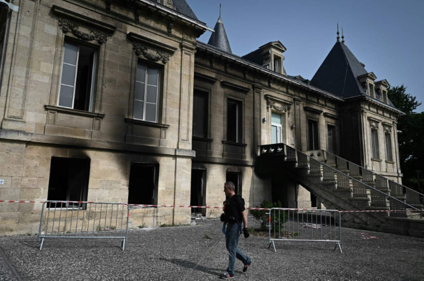 Un bâtiment public partiellement incendié à la suite d'émeutes, à Lormont, dans la banlieue de Bordeaux, le 29 juin 2023 © Philippe LOPEZ