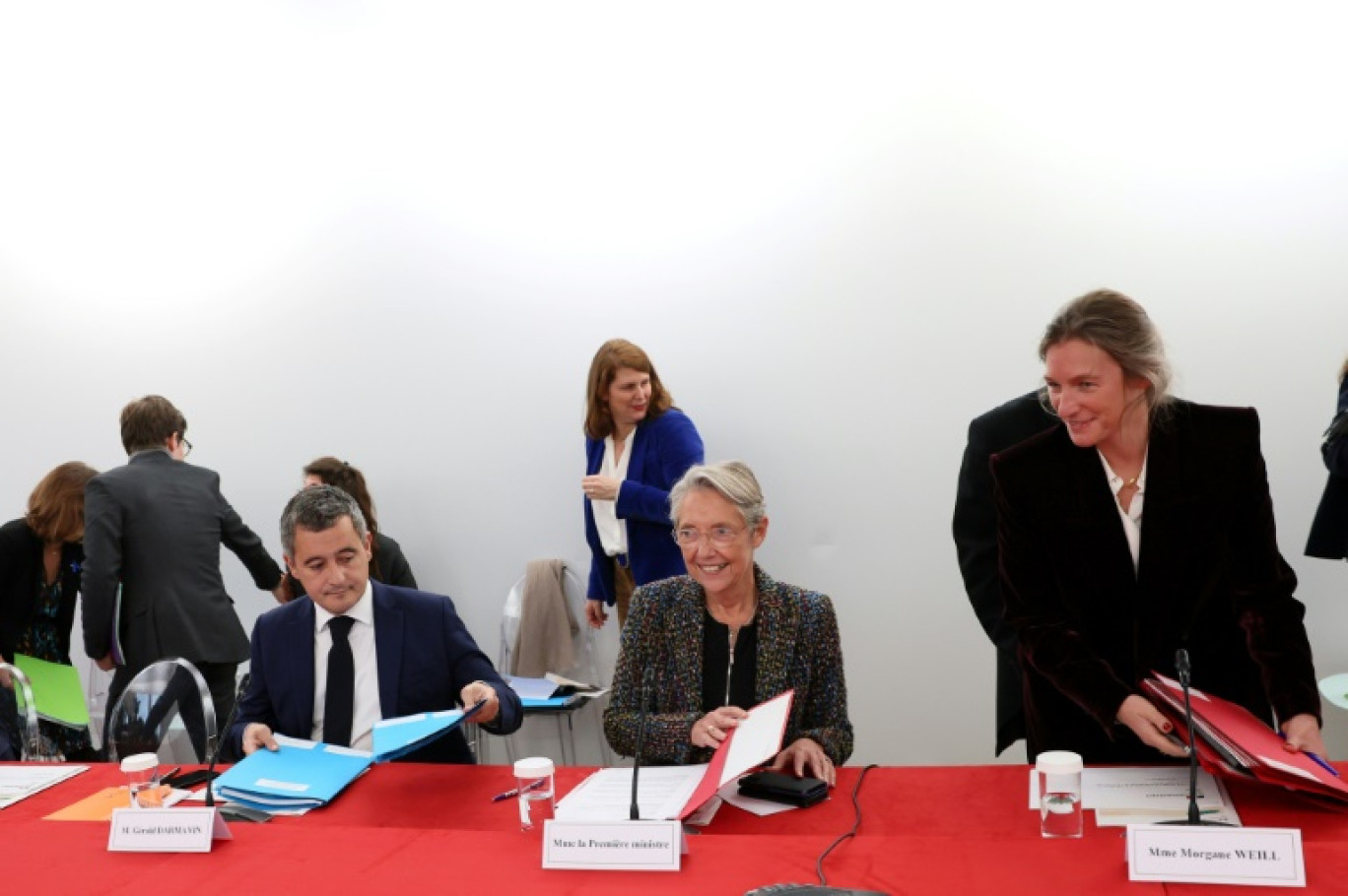 La Première ministre Elisabeth Borne (C) et le ministre de l'Intérieur Gérald Darmanin participent au 3e Comité interministériel à l'enfance, le 20 novembre 2023 à Paris © Alain JOCARD