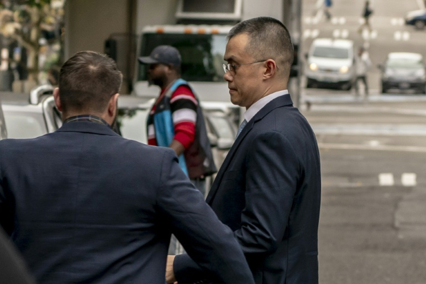 Le directeur général de Binance, Changpeng Zhao (d=, quitte le tribunal de Seattle, le 21 novembre 2023 dans l'Etat de Washington © David Ryder