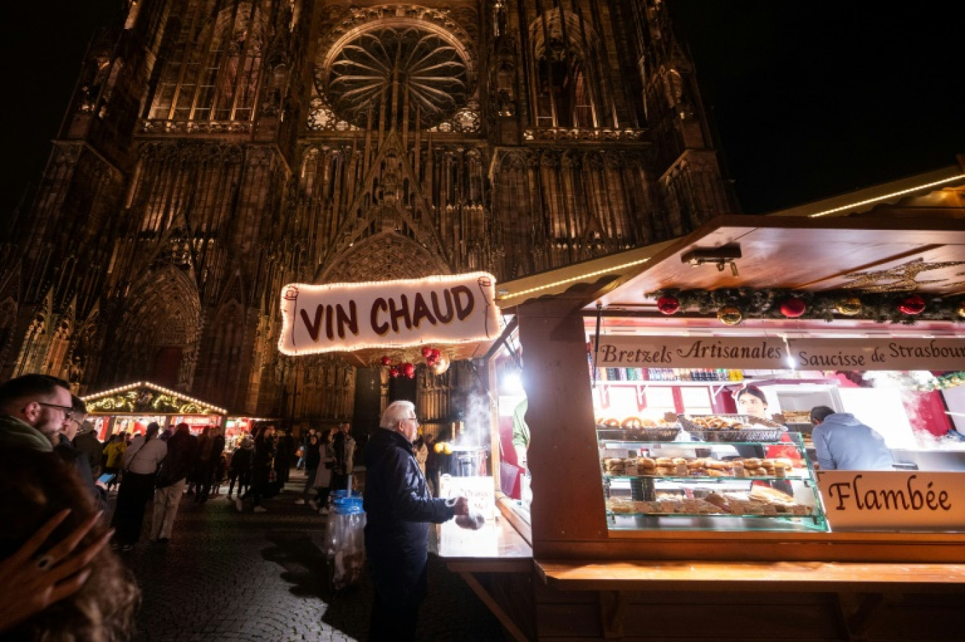 Un stand sert du vin chaud le jour de l'ouverture du marché de Noël traditionnel de Strasbourg, dans le Bas-Rhin, le 25 novembre 2022 © PATRICK HERTZOG