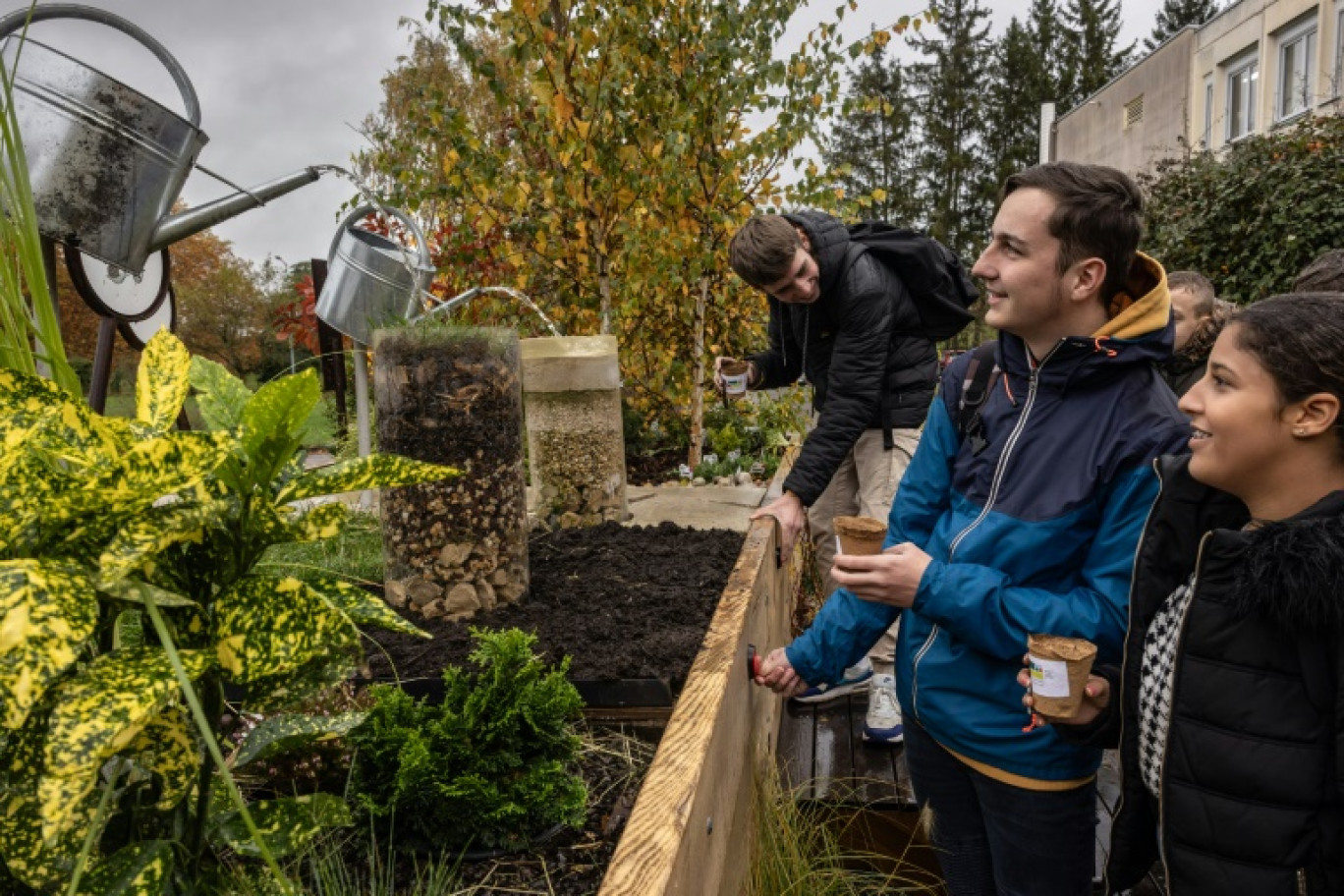 Des collégiens observent une démonstration d'infiltration de l'eau dans différents substrats, dans le "jardin mobile", à Autun (Saône-et-Loire), le 16 novembre 2023 © ARNAUD FINISTRE