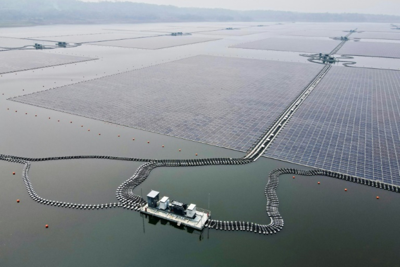 Le parc solaire flottant de Cirata en Indonésie, d'une capacité de 192 mégawatts-crête (MWc), est la plus grande ferme solaire flottante d'Asie du Sud-Est. Vue aérienne prise le 9 novembre 2023 © BAY ISMOYO