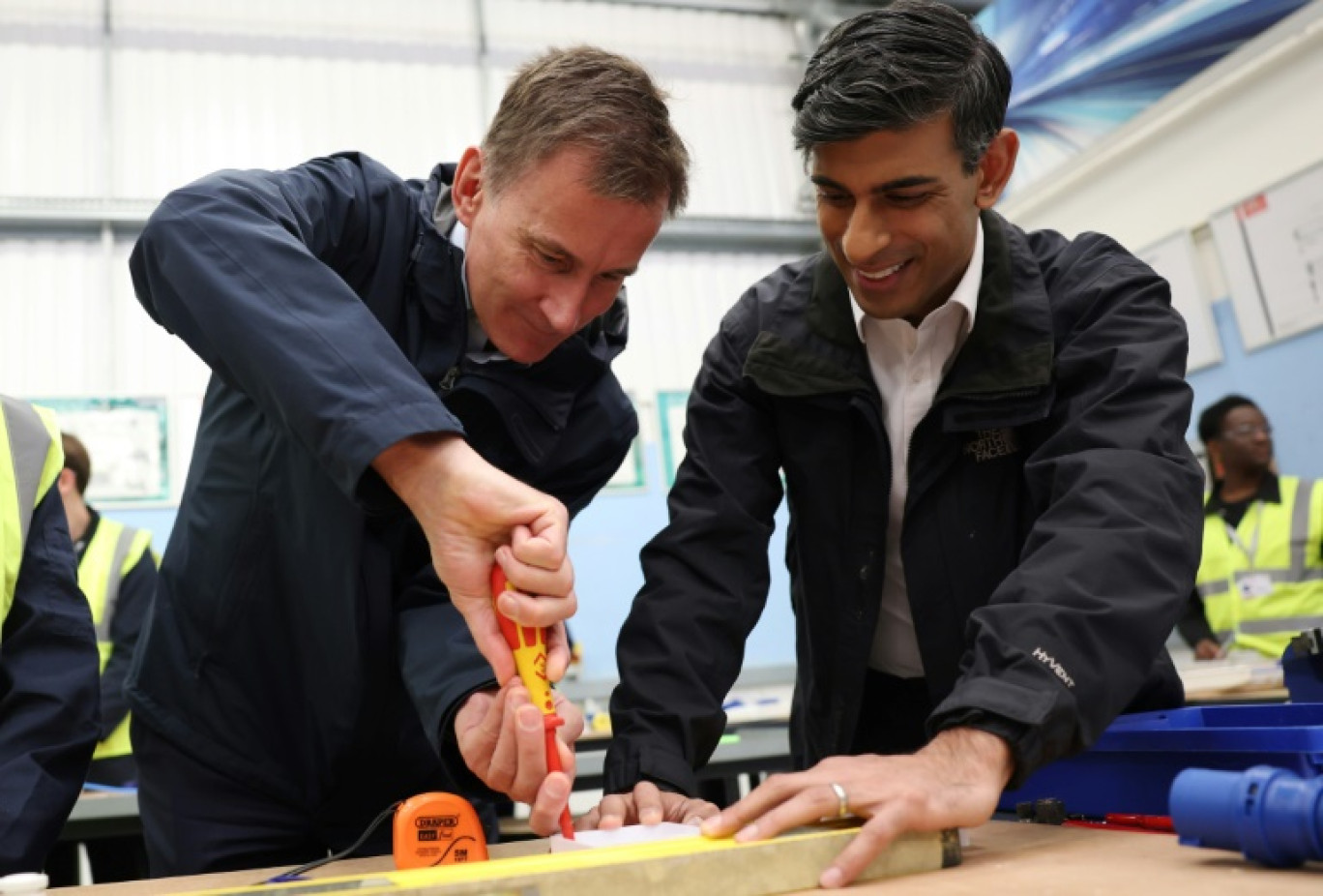 Le Premier ministre britannique  Rishi Sunak (droite) et son ministre des Finances Jeremy Hunt lors d'une visite d'une école située dans le nord de Londres le 20 novembre  2023 © Daniel LEAL