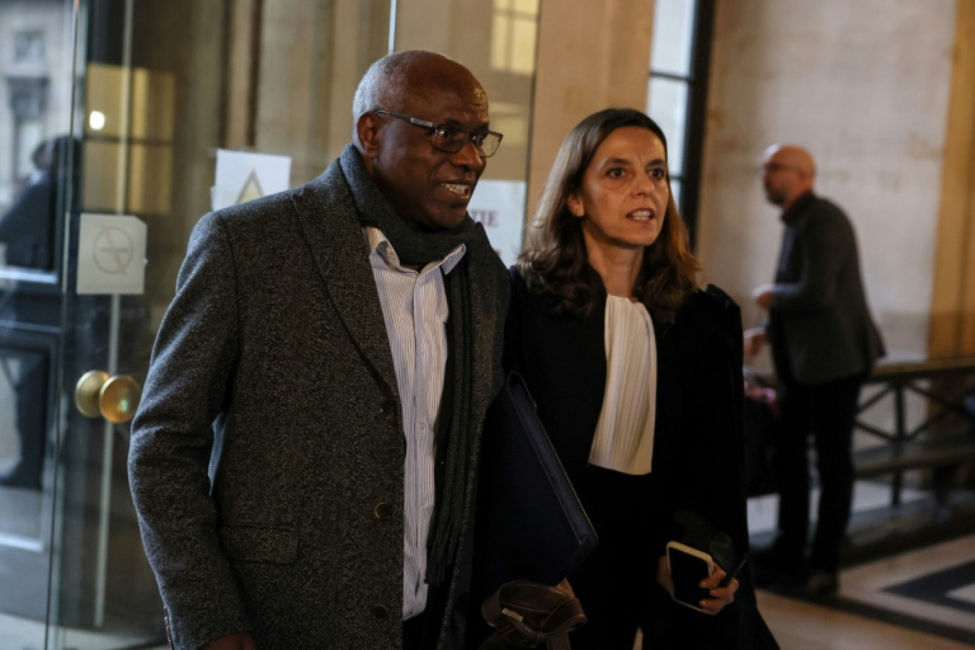 L'ancien médecin rwandais, Sosthène Munyemana, arrive à la cour d'assises de Paris, accompagné de son avocate Me Florence Bourg, le 14 novembre 2023 © ALAIN JOCARD