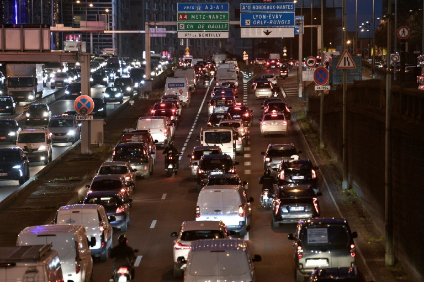 La vitesse sera limitée à 50 km/h sur le périphérique parisien à partir de l'été 2024 et l'une des voies consacrée au covoiturage, une révolution censée protéger l'environnement mais qui suscite une vive polémique politique © STEPHANE DE SAKUTIN