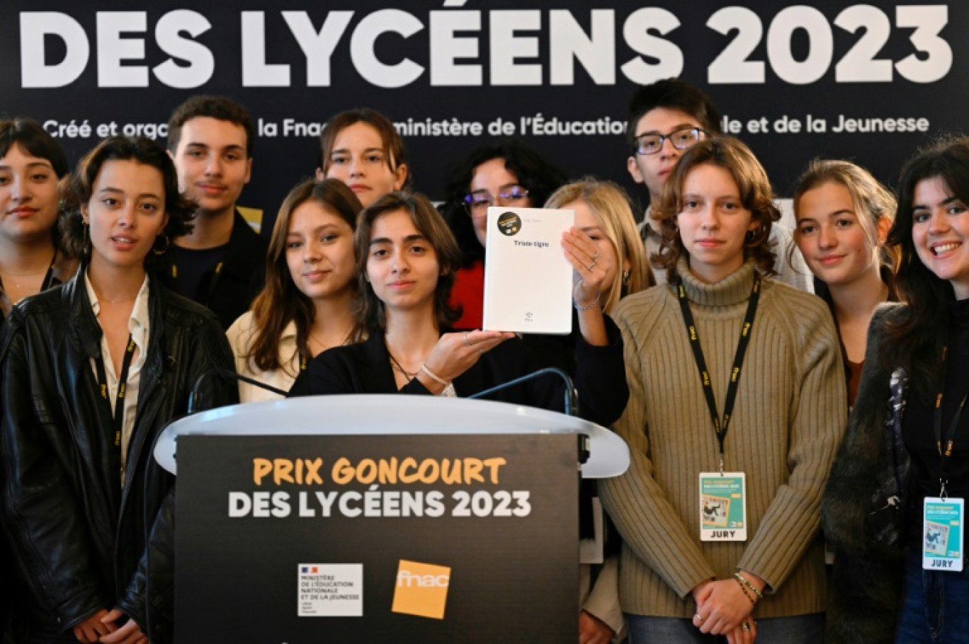 La présidente du jury du Prix Goncourt des lycéens, Méline Debailleul, présente le livre gagnant en 2023, "Triste tigre" de Neige Sinno, le 23 novembre 2023 à Rennes © DAMIEN MEYER