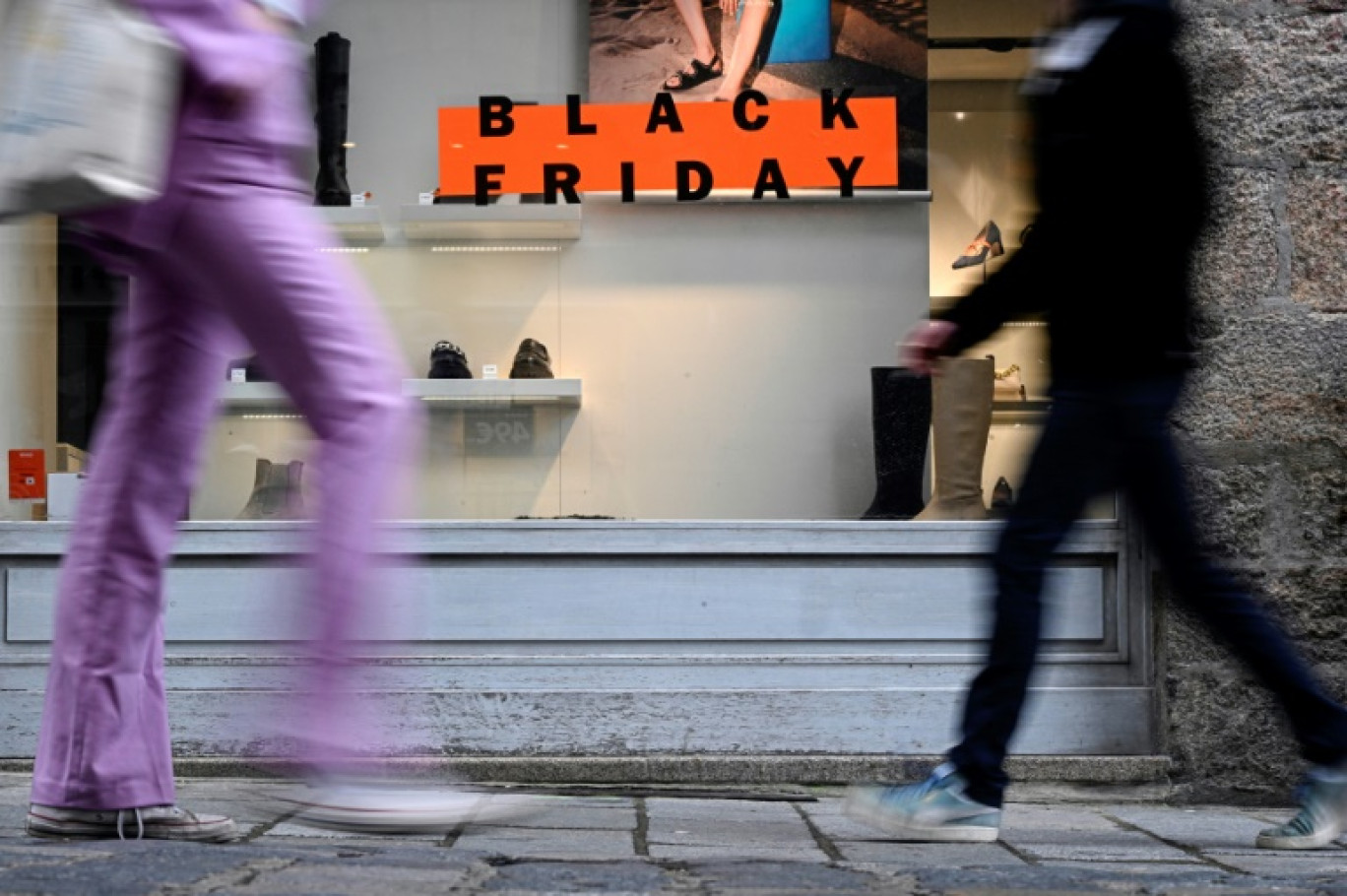 Une affiche Black Friday sur la vitrine d'un commerce à Rennes le 23 novembre 2023 © Damien MEYER