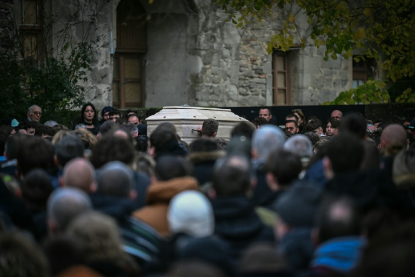 Le cercueil de Thomas, un adolescent de 16 ans tué en marge d'un bal de village dans la Drôme, est porté à l'entrée de la collégiale de Saint-Donat-sur-l'Herbasse, le 24 novembre 2023 © OLIVIER CHASSIGNOLE