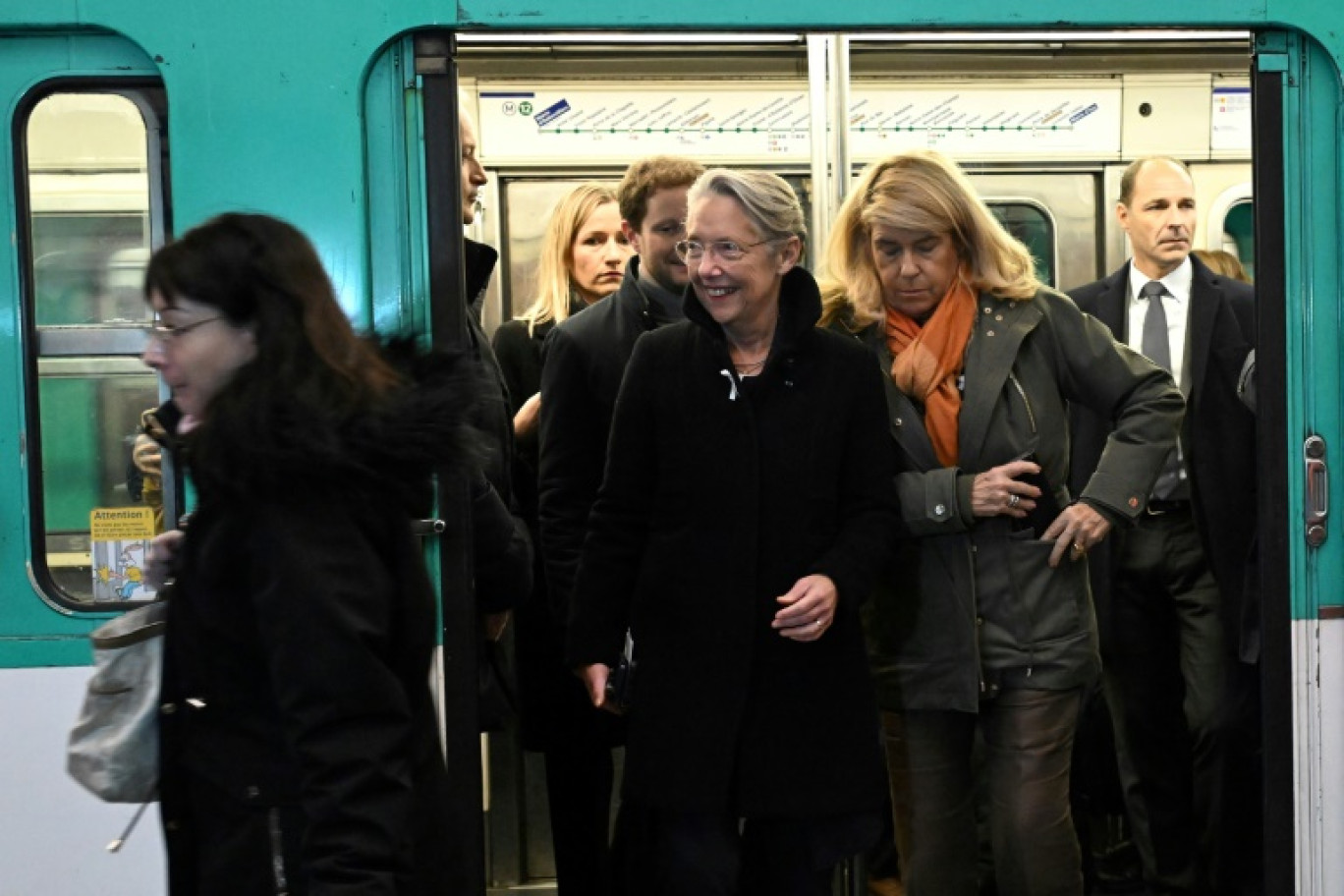 La Première ministre Elisabeth Borne et la ministre déléguée chargée des Collectivités territoriales Dominique Faure dans le métro parisien le 24 novembre 2023 © Bertrand GUAY