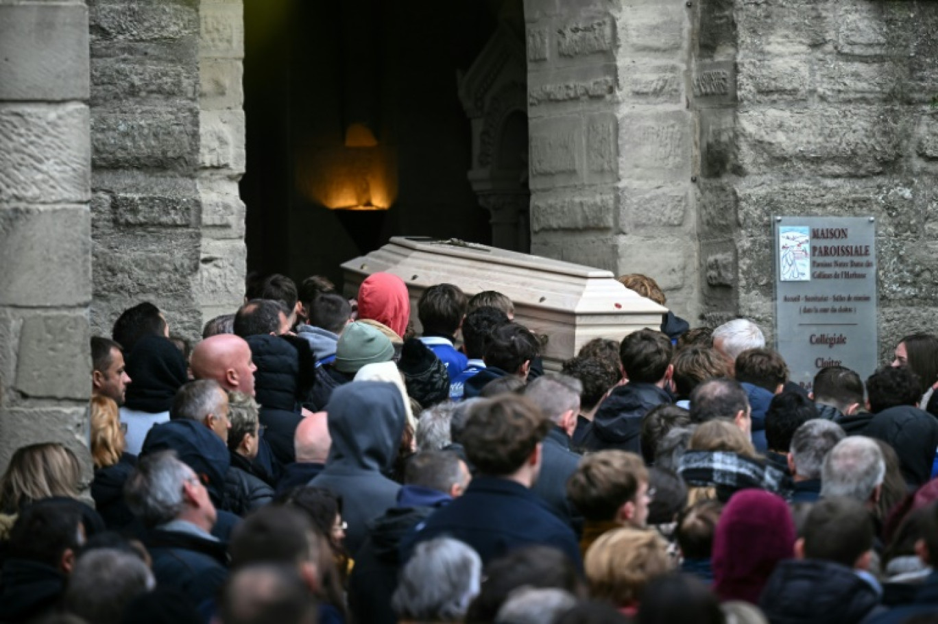 Le cercueil de Thomas, un adolescent de 16 ans tué en marge d'un bal de village dans la Drôme, est porté à l'entrée de la collégiale de Saint-Donat-sur-l'Herbasse, le 24 novembre 2023 © OLIVIER CHASSIGNOLE