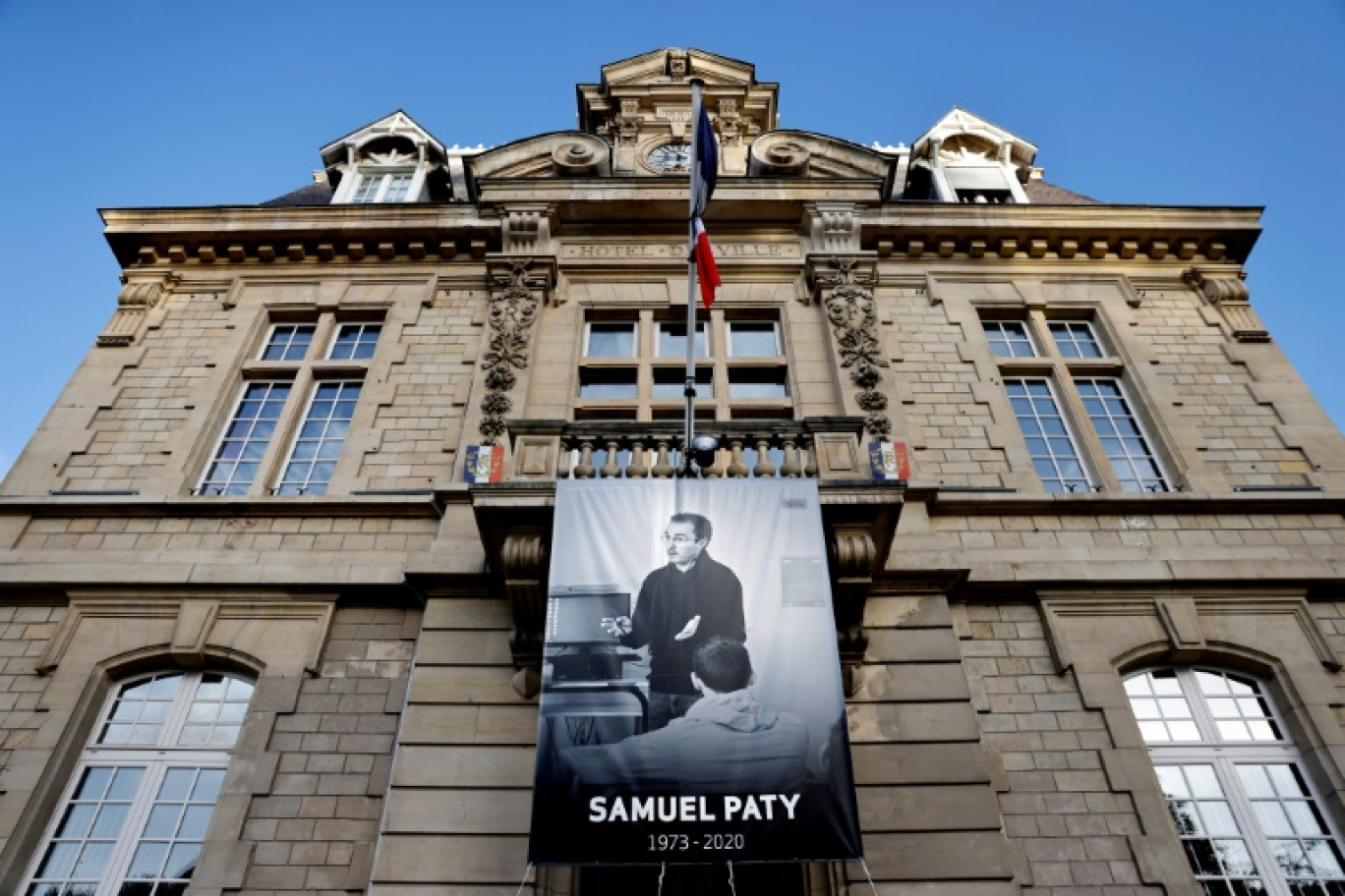 Un portrait du professeur Samuel Paty sur la façade de la mairie de Conflans-Sainte-Honorine, le 3 novembre 2020 dans les Yvelines © Thomas COEX