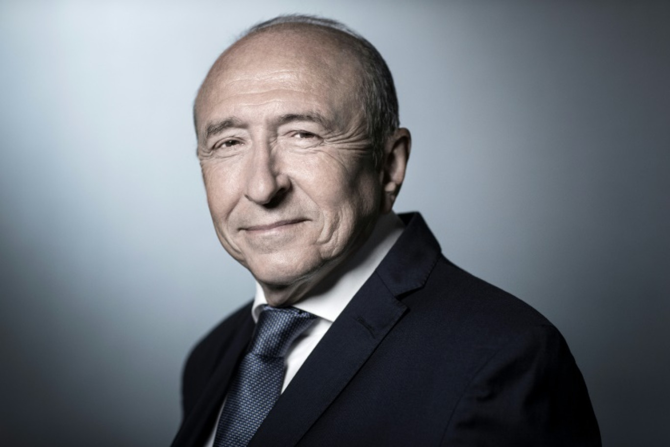 L'ex-ministre de l'Intérieur et ancien maire de Lyon, lors d'une séance photo place Beauvau à Paris, le 24 août 2018 © JOEL SAGET